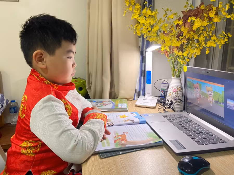 Học sinh nhiều trường học tại Hà Nội chuyển sang học trực tuyến để phòng chống Covid-19