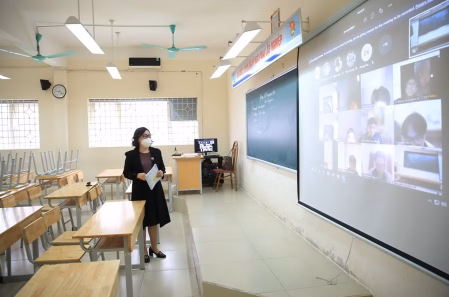 Nỗ lực của các cô giáo đến lớp để dạy trực tuyến cho phần lớn học trò vẫn đang học trực tuyến
