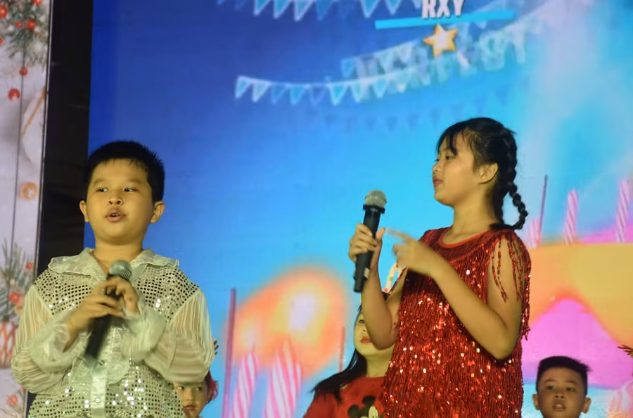 Các học viên nhí thể hiện khả năng thuyết trình bằng tiếng Anh.