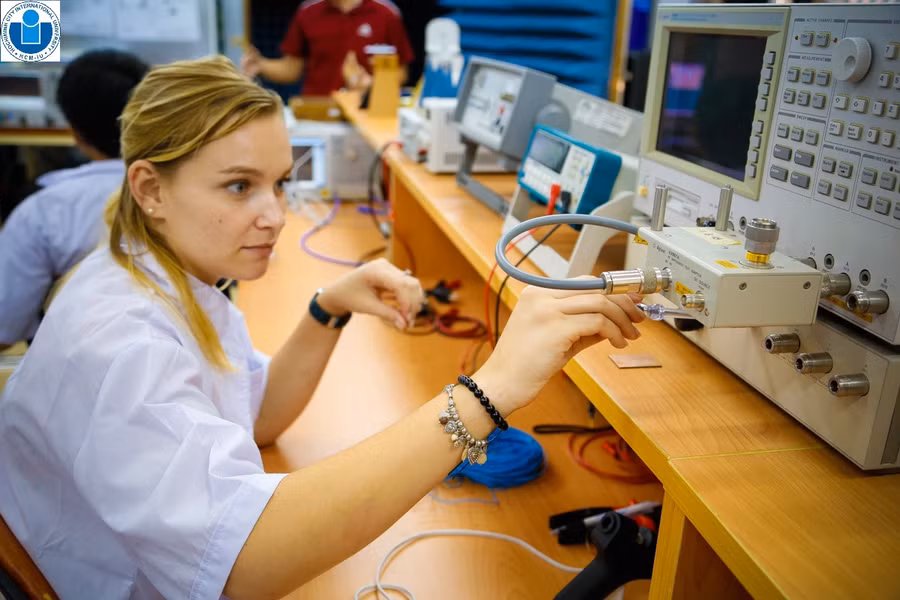SV ngành Kỹ thuật điện-điện tử Trường ĐH Quốc tế - ĐHQG TPHCM trong giờ học thực hành.