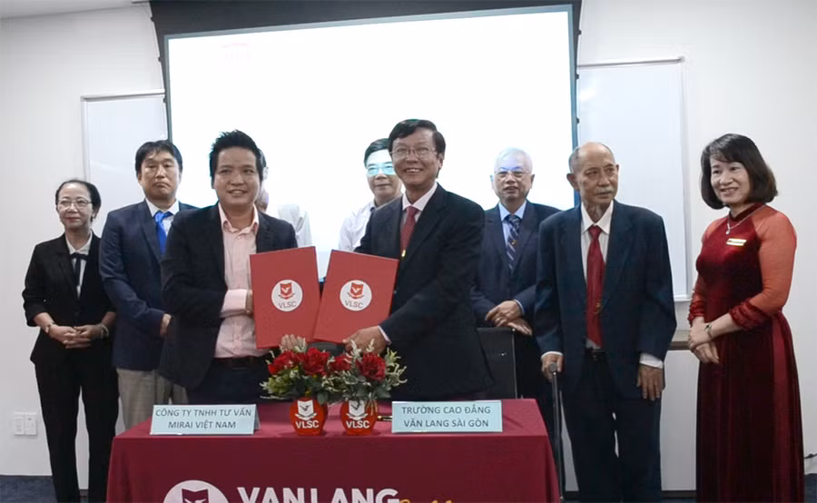 Đại diện Trường CĐ Văn Lang Sài Gòn thực hiện ký kết hợp tác với đại diện Công ty TNHH Tư vấn Mirai Việt Nam.