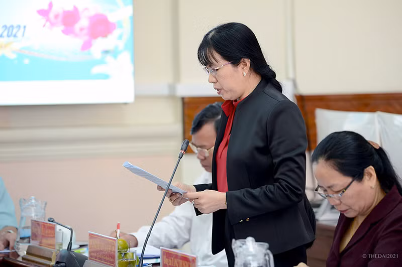Bà Nguyễn Thị Bạch Vân - Giám đốc Sở GD&amp;ĐT tỉnh Trà Vinh báo cáo với đoàn công tác.