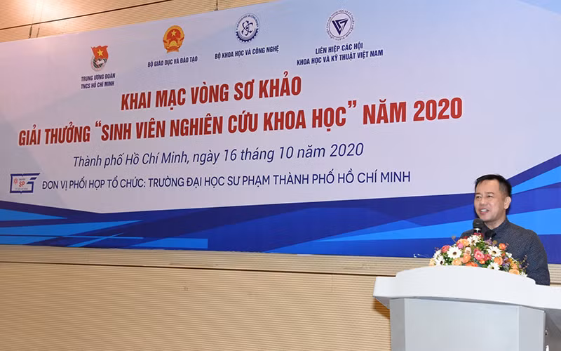 GS.TS Huỳnh Văn Sơn phát biểu tại sự kiện NCKH của SV.