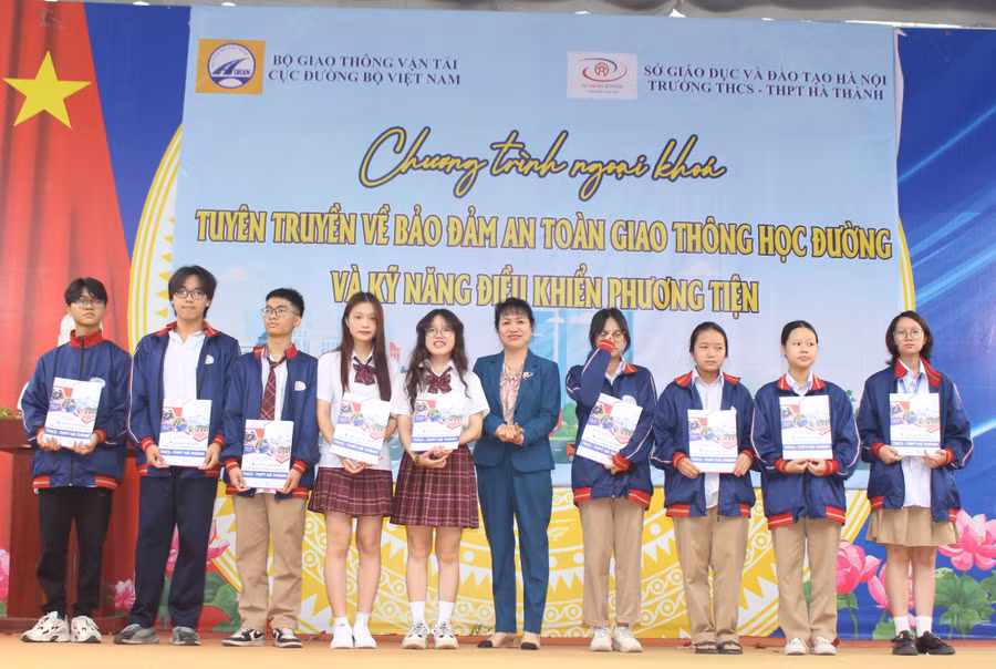 Cô Nguyễn Thị Vân Khanh - điều hành nhà trường trao thưởng cho học sinh giỏi.