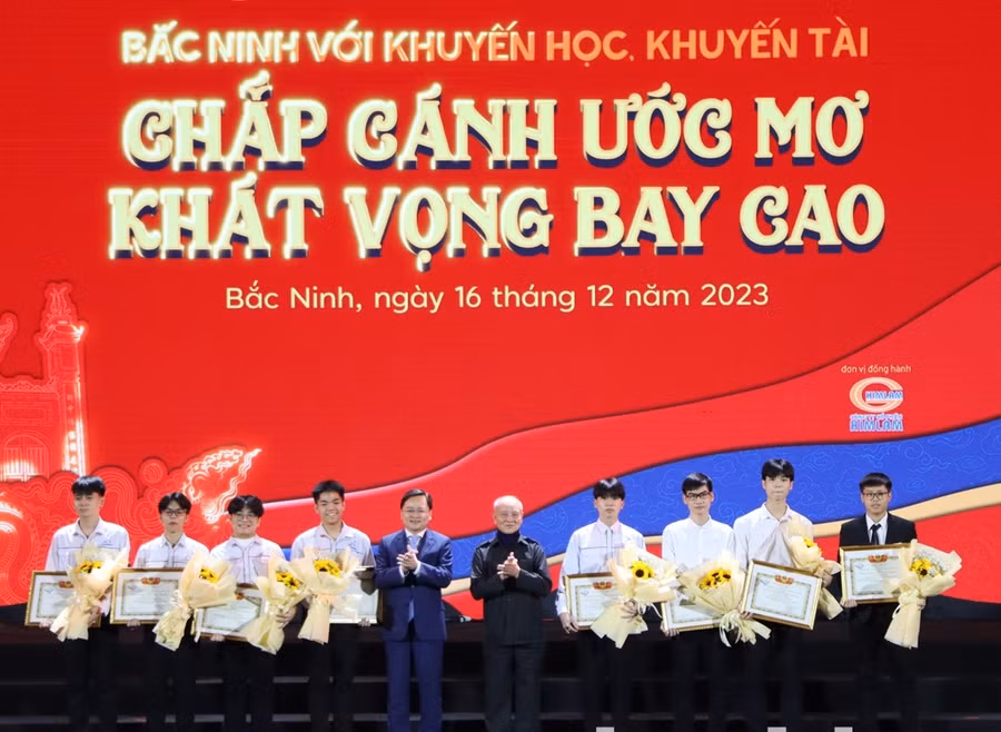 Đại tướng Phạm Văn Trà (thứ 5 từ phải sang) và Bí thư Tỉnh ủy Bắc Ninh Nguyễn Anh Tuấn trao thưởng, tôn vinh các em học sinh đạt giải khu vực và quốc tế.