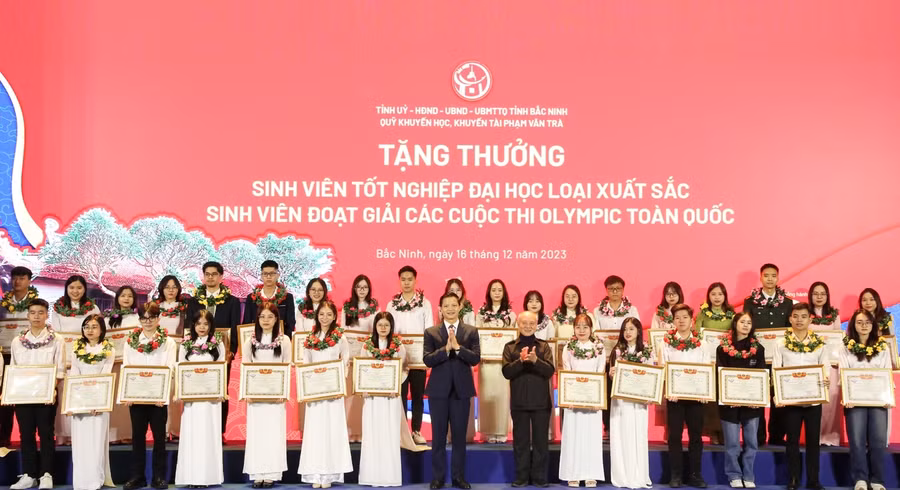 Đại tướng Phạm Văn Trà và Phó Chủ tịch Thường trực UBND tỉnh Bắc Ninh Vương Quốc Tuấn trao thưởng cho các sinh viên tốt nghiệp Đại học loại xuất sắc và sinh viên đạt giải Olympic toàn quốc.