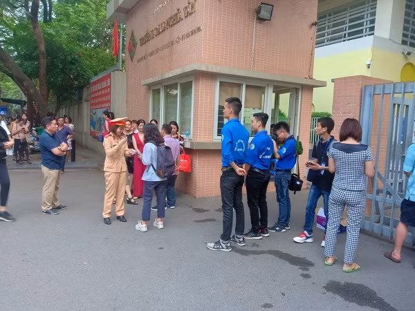Lực lượng CSGT hướng dẫn, tổ chức giao thông tại điểm thi THCS Nghĩa Tân (Cầu Giấy, Hà Nội).