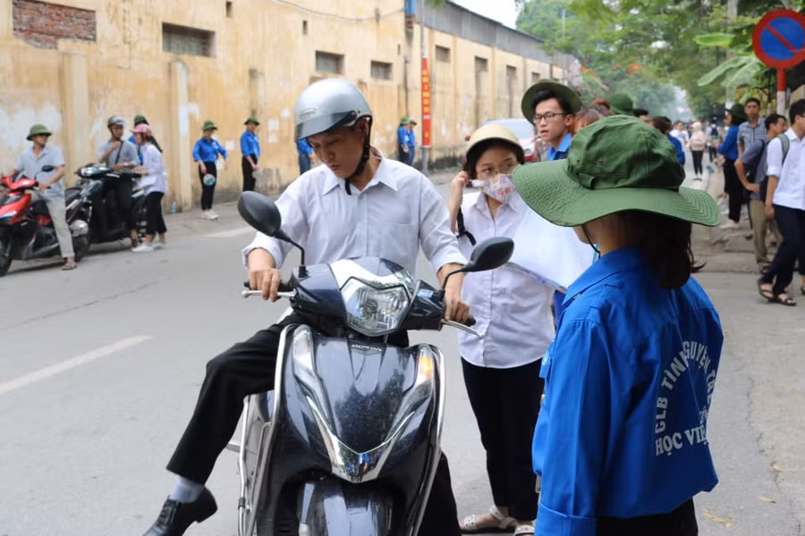 Sinh viên tình nguyện của Học viện Tài chính có mặt rất sớm hướng dẫn, hỗ trợ các thí sinh.