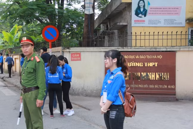 Lực lượng an ninh, sinh viên tình nguyện có mặt tại điểm thi tại trường THPT Minh Khai để hỗ trợ cho các sĩ tử.