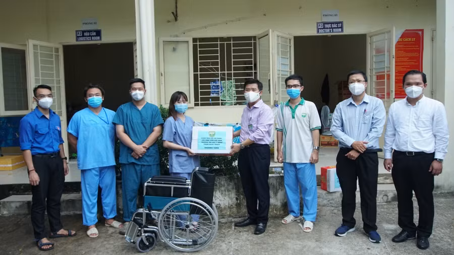  PGS.TS.BS Nguyễn Thanh Hiệp trao quà cho SV trường tham gia Đội Taxi cấp cứu.
