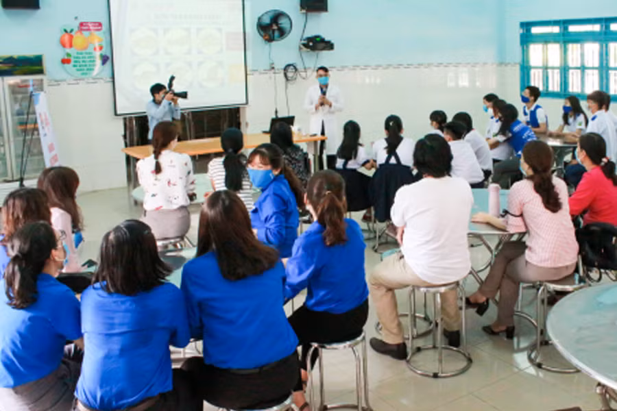 SV, GV trẻ Trường ĐH Y khoa Phạm Ngọc Thạch hướng dẫn cách giữ vệ sinh phòng chống dịch COVID-19 tại Trường TH Linh Đông, TPHCM.