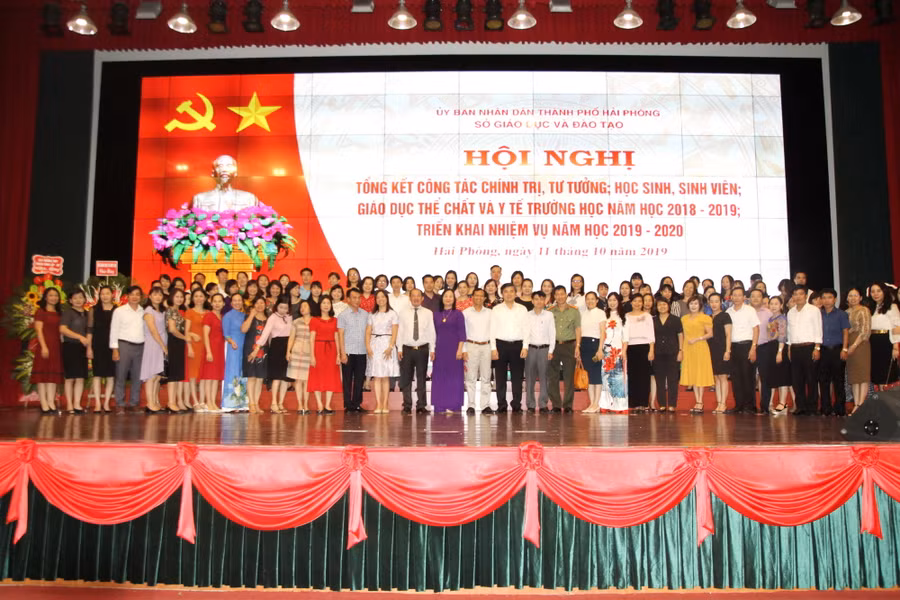 Các đại biểu chụp ảnh lưu niệm