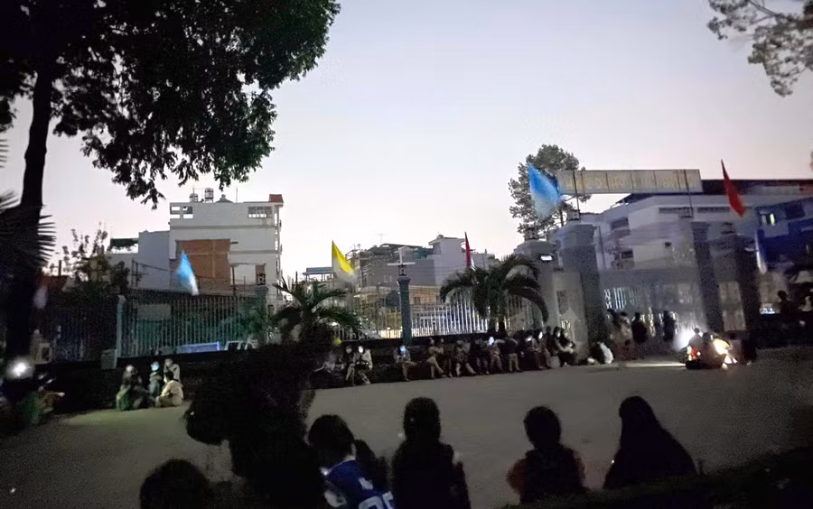 Sinh viên di chuyển sang nhà thờ giáo xứ Phú Bình (P.5, Q.11, TPHCM).