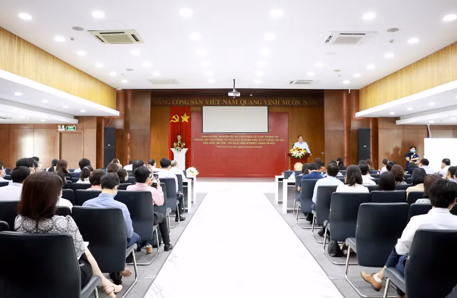 Tiến sĩ Lê Hoàng Việt Lâm (Trường Đại học An ninh Nhân dân) trình bày báo cáo chuyên đề.