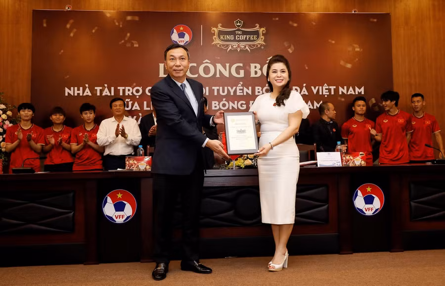 Công ty TNHH TNI King Coffee chính thức đồng hành với đội tuyển Việt Nam với hợp đồng tài trợ trong 3 năm liên tiếp (2020-2023).