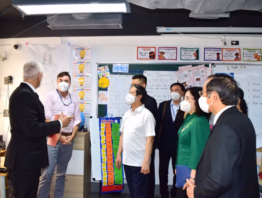 Bộ trưởng và đoàn công tác tham quan cơ sở vật chất Trường Quốc tế Bắc Mỹ.