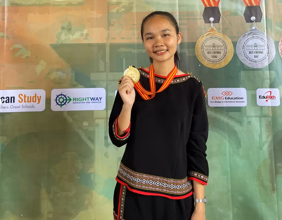 Kỳ thi Olympic truyền thống 30/4 lần thứ XXVII dành cho các trường chuyên từ Đà Nẵng đến Cà Mau, nữ sinh Lành Êban đã giành Huy chương Vàng môn Lịch sử. Ảnh NVCC.