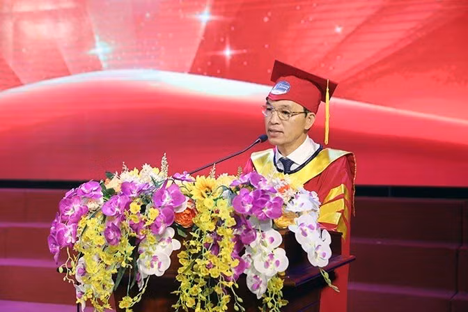 GS.TS Trịnh Minh Thụ - Hiệu trưởng Trường ĐH Thuỷ lợi phát biểu tại lễ tốt nghiệp.