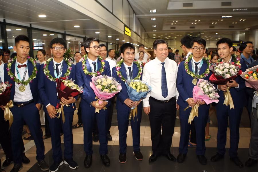 Thứ trưởng Nguyễn Hữu Độ chúc mừng thành tích của đoàn học sinh Việt Nam tại IMO 2019