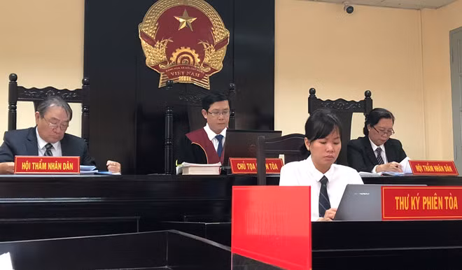 Thẩm phán Nguyễn Quang Huynh (giữa) chủ tọa phiên tòa