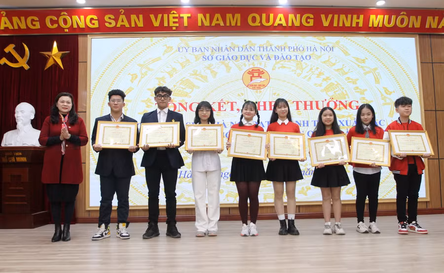 Phó Giám đốc Sở GD&amp;ĐT Hà Nội Trần Lưu Hoa tặng giấy khen của Giám đốc Sở GD&amp;ĐT Hà Nội cho các cá nhân.