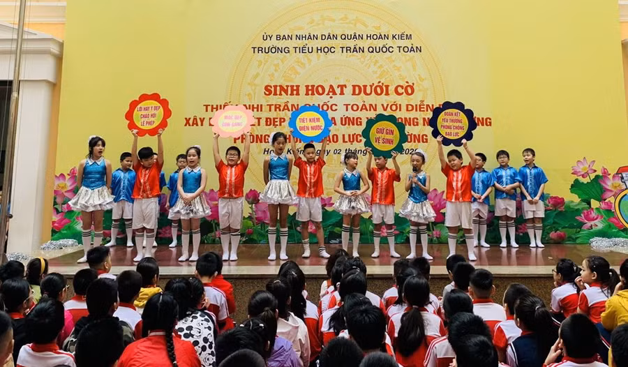 Buổi sinh hoạt dưới cờ ý nghĩa của học sinh trường Trần Quốc Toản
