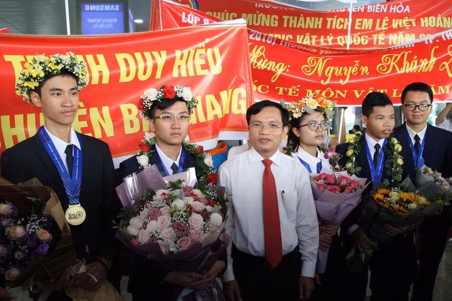 Đón đoàn Olympic Vật lí quốc tế trở về với thành tích tốt nhất trong lịch sử