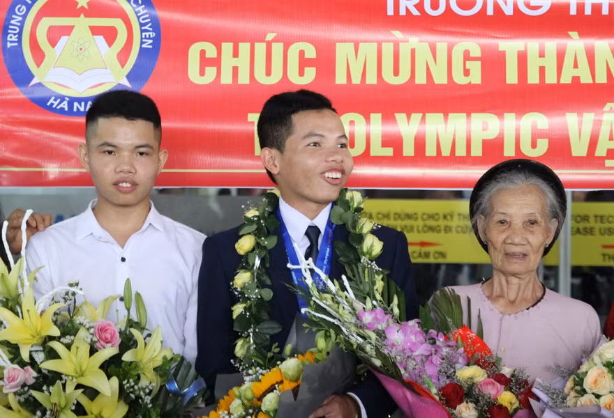Đón đoàn Olympic Vật lí quốc tế trở về với thành tích tốt nhất trong lịch sử ảnh 7 Đón đoàn Olympic Vật lí quốc tế trở về với thành tích tốt nhất trong lịch sử ảnh 7
