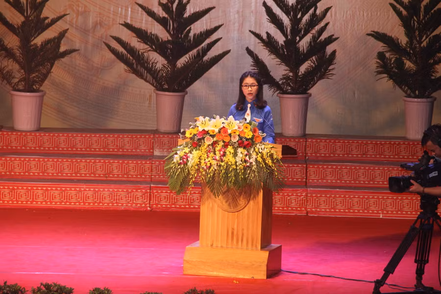 Em Hồ Thị Minh Phương - học sinh lớp 12, đại diện cho Đoàn viên thanh niên Hà Tĩnh - phát biểu tại buổi lễ