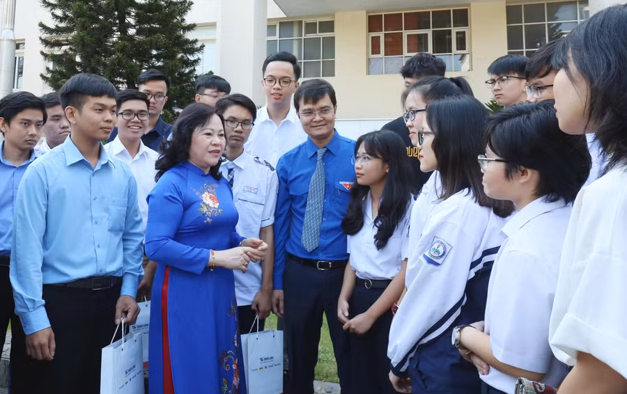 Thứ trưởng Bộ GD&amp;ĐT Ngô Thị Minh trò chuyện cùng các tác giả "Tri thức trẻ vì giáo dục"