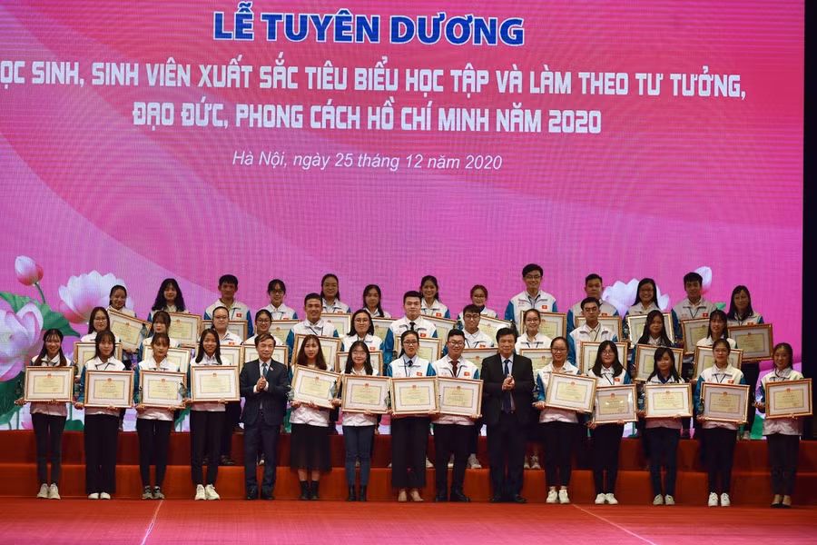 Phó chủ nhiệm Ủy ban Văn hóa, Giáo dục, Thanh niên, Thiếu niên và Nhi đồng của Quốc hội Phạm Tất Thắng và Thứ trưởng Bộ GD&amp;ĐT Nguyễn Hữu Độ trao bằng khen cho các HSSV xuất sắc tiêu biểu