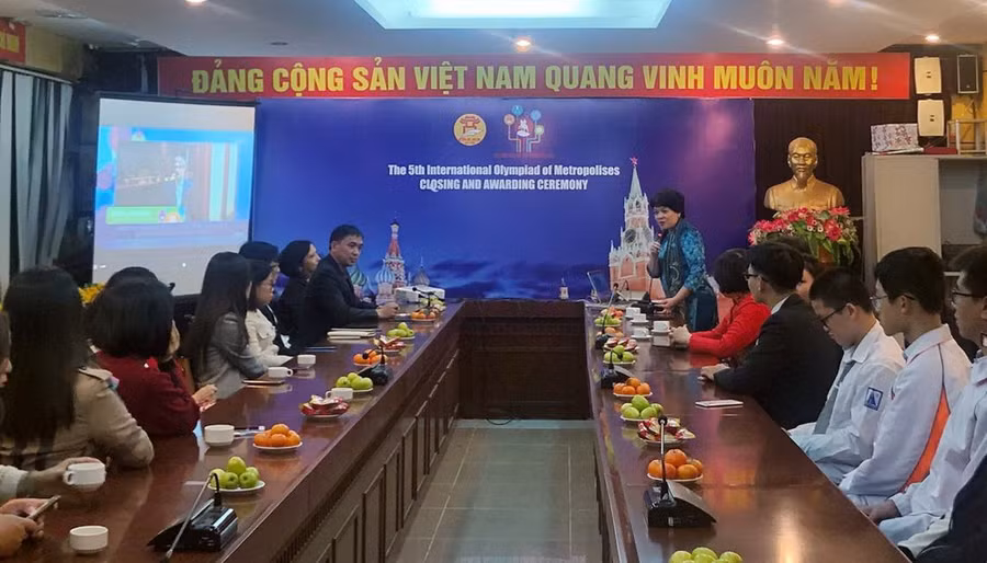 Lễ trao giải diễn ra dưới hình thức trực tuyến. Sở GD&amp;ĐT tổ chức buổi lễ chúc mừng các em học sinh tại Trường THPT chuyên Hà Nội – Amsterdam