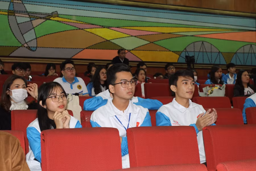 Trận chung kết thu hút được sự theo dõi của đông đảo các bạn HSSV