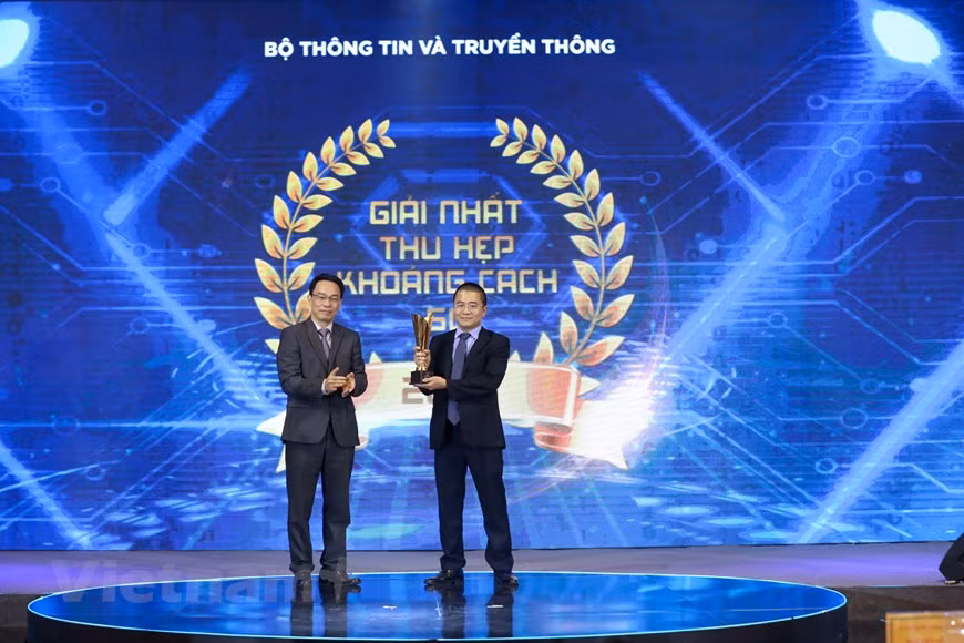 Thứ trưởng Bộ GD&amp;ĐT Hoàng Minh Sơn trao Giải thưởng Thu hẹp khoảng cách số cho sản phẩm VNPT Edu - hệ sinh thái giáo dục thông minh