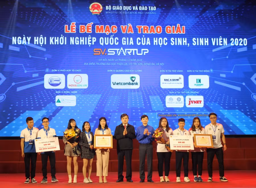 Đại diện Bộ GD&amp;ĐT và Trung ương Đoàn trao giải Nhì cho các dự án