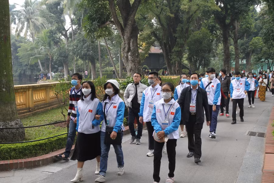 Đoàn đại biểu tham quan khu di tích Phủ Chủ tịch