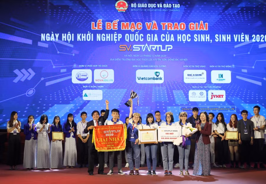 Thứ trưởng Ngô Thị Minh trao giải thưởng cho đội đạt giải Nhất