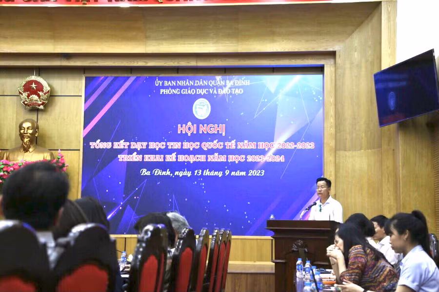 Ông Lê Đức Thuận - Trưởng phòng GD&ĐT quận Ba Đình phát biểu tại hội nghị. Ông Lê Đức Thuận - Trưởng phòng GD&ĐT quận Ba Đình phát biểu tại hội nghị.