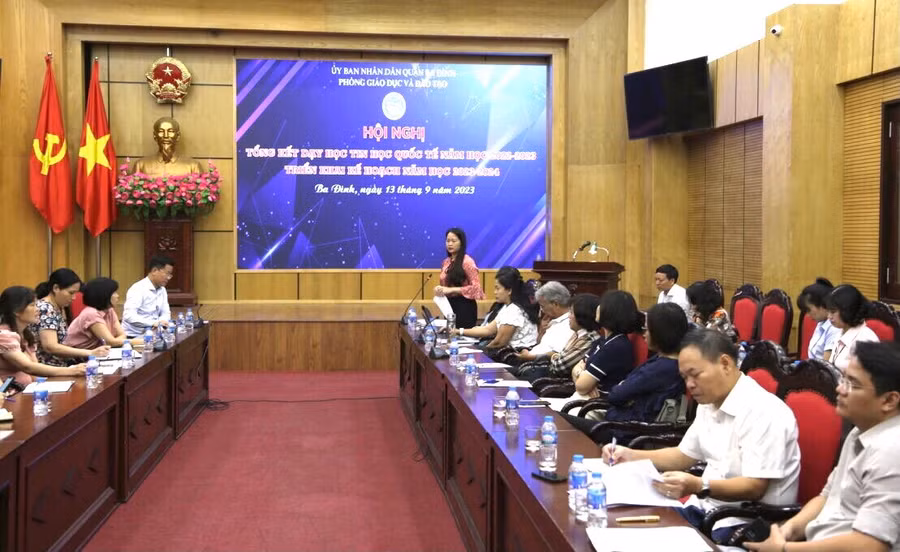 Bà Phạm Thị Diễm - Phó Chủ tịch UBND quận Ba Đình ghi nhận kết quả thực hiện đề án thí điểm dạy Tin học quốc tế. Bà Phạm Thị Diễm - Phó Chủ tịch UBND quận Ba Đình ghi nhận kết quả thực hiện đề án thí điểm dạy Tin học quốc tế.