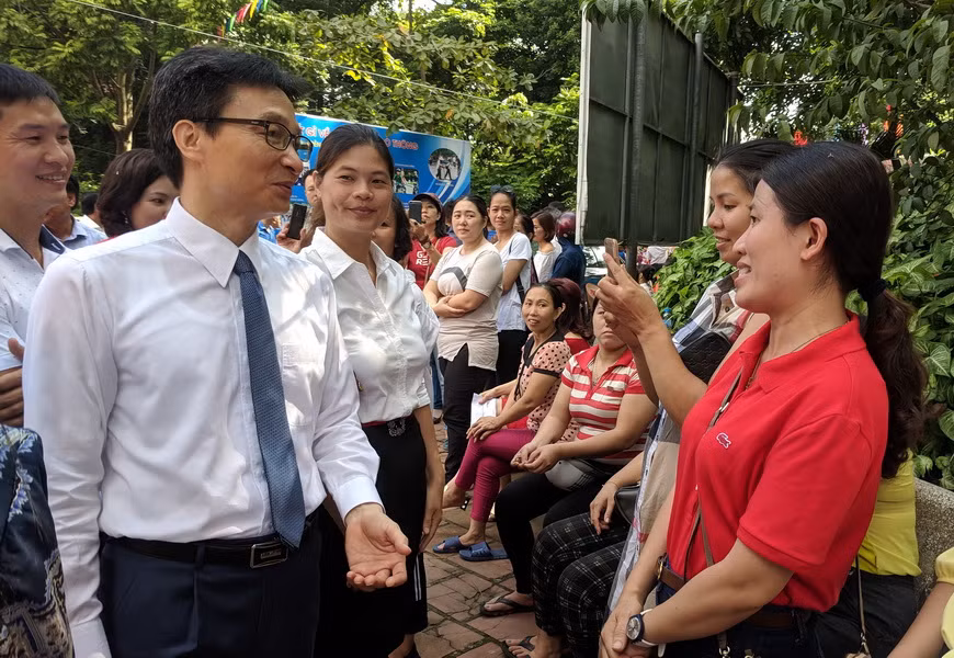 Phó Thủ tướng Vũ Đức Đam trò chuyện cùng cha mẹ học sinh trong lễ khai giảng Phó Thủ tướng Vũ Đức Đam trò chuyện cùng cha mẹ học sinh trong lễ khai giảng
