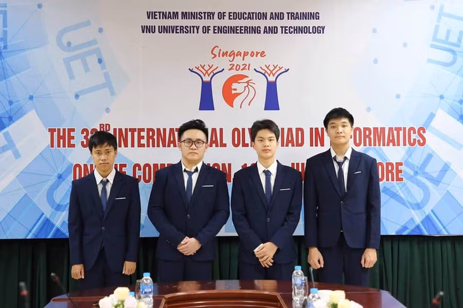 Lê Quang Huy (thứ 2 từ phải sang) và các bạn đội tuyển Olympic Tin học quốc tế 2021.