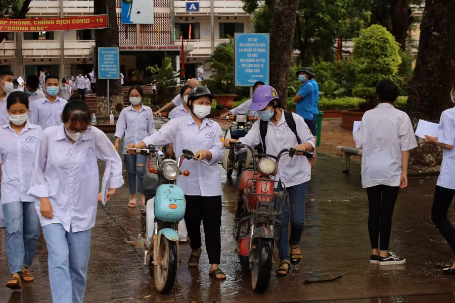 Thí sinh Điểm thi Trường THPT Lạng Giang số 1 kết thúc môn Toán.