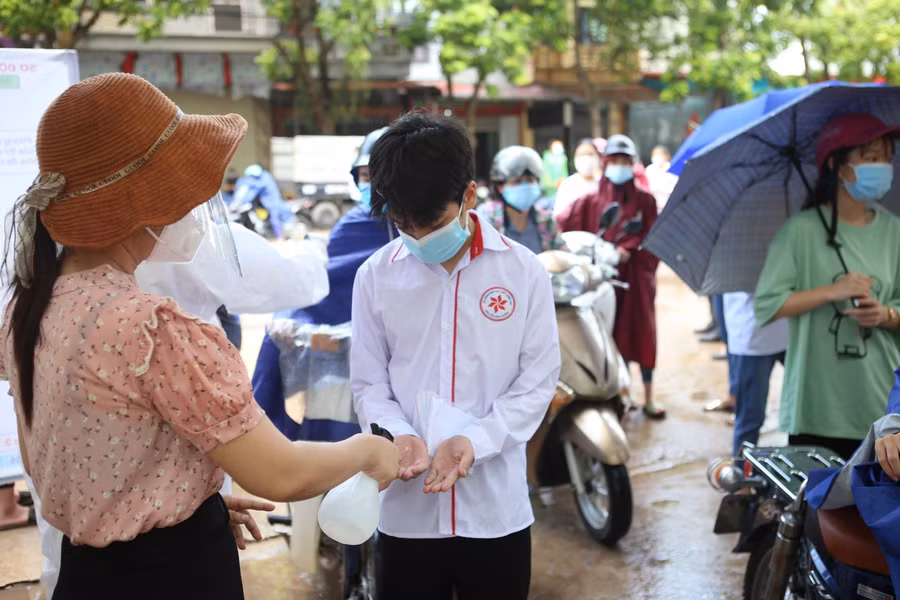 Thí sinh thực hiện nghiêm việc đeo khẩu trang, rửa tay bằng nước sát khuẩn, khẩu trang, đo thân nhiệt.