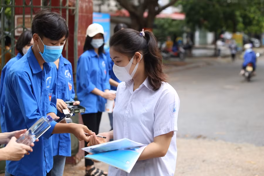 Thí sinh đến điểm thi được tặng bút, động viên trước giờ thi.