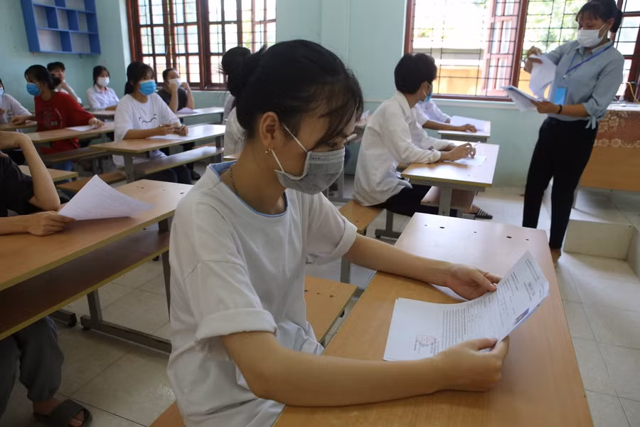 Phòng thi thực hiện nghiêm công tác giãn cách, phòng dịch.