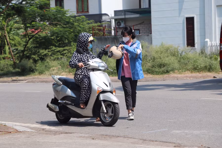 Phụ huynh "hộ tống" không quên dặn dò thí sinh vào Điểm thi làm thủ tục đăng ký thi đợt 1.