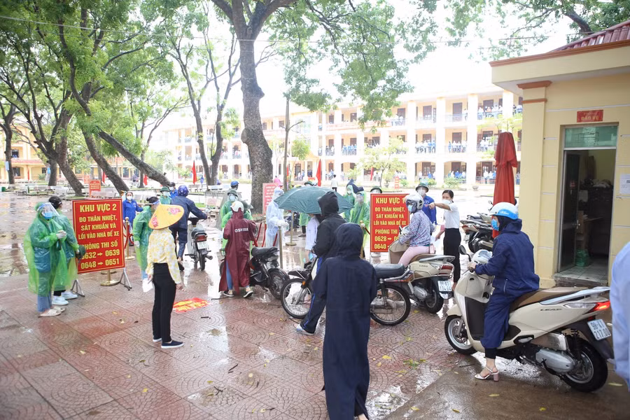 Cơn mưa đầu giờ chiều khiến phụ huynh, thí sinh vất vả đến Điểm thi.