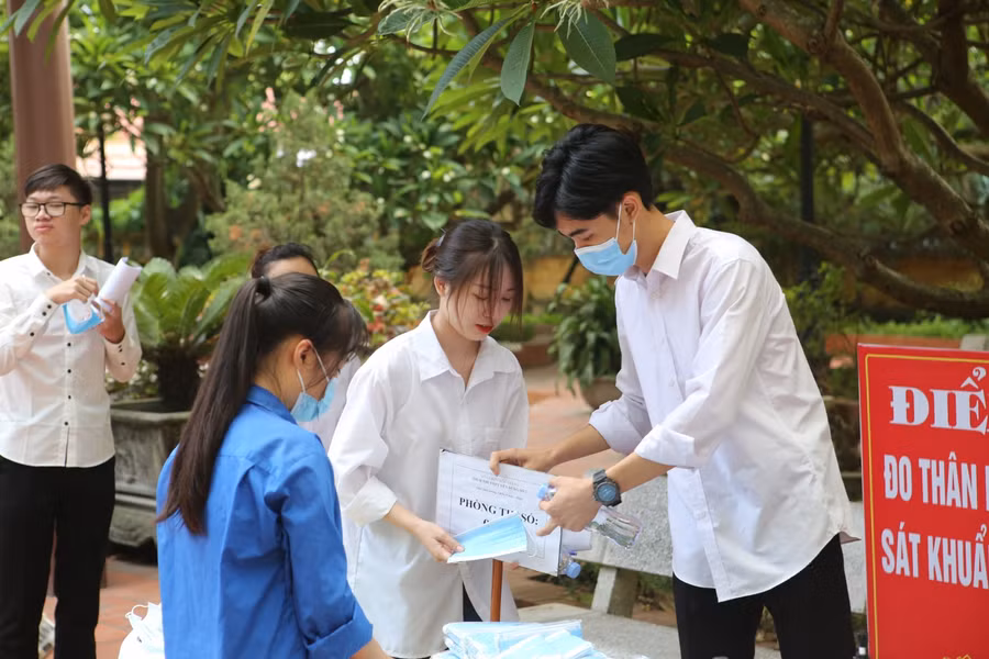 Thí sinh thực hiện thay khẩu trang mới sau khi sát khuẩn tự động.