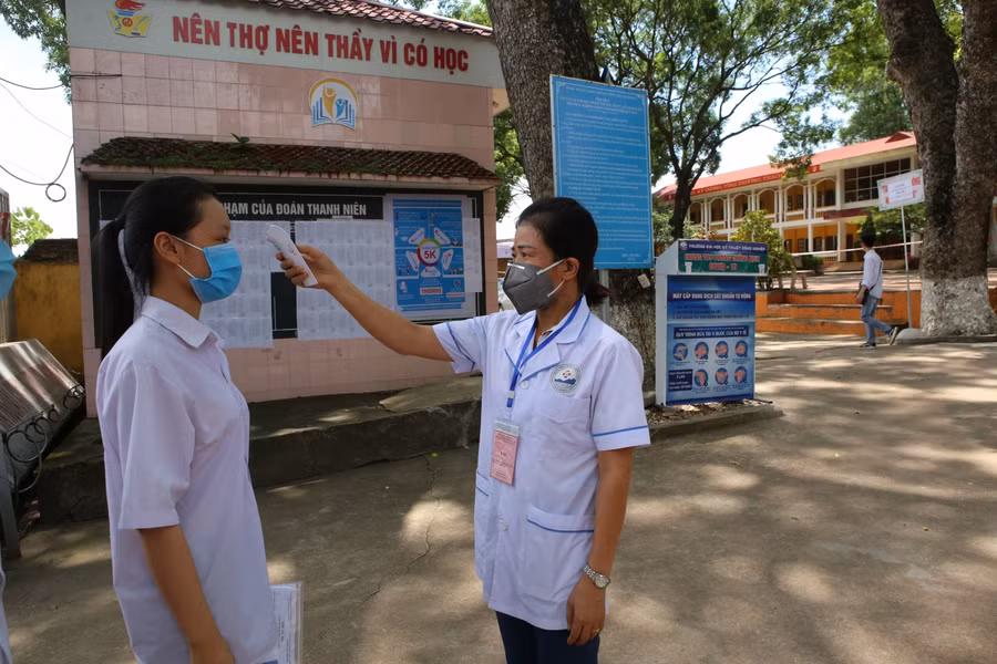 Thí sinh được y tế đo thân nhiệt khu vực cổng Điểm thi.