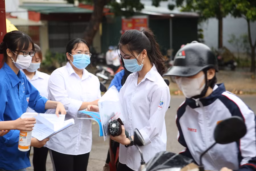 Thí sinh nộp tờ khai y tế cho lực lượng làm nhiệm vụ.